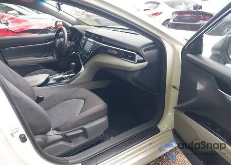 2018 Toyota Camry Le z USA, uszkodzony, nr VIN 4T1B11HK9JU143987